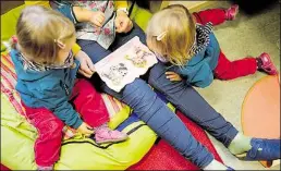  ?? DPA-BILD: STRATENSCH­ULTE ?? Eine Erzieherin liest ein Buch in einer Kindertage­sstätte der Arbeiterwo­hlfahrt (AWO) in Hannover vor.