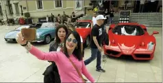  ?? ?? La Ferrari Enzo a capté tous les regards, hier, sur la place du Casino.