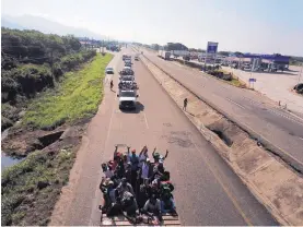  ?? RODRIGO ABD/ASSOCIATED PRESS ?? Migrants arrive in Arriga, Mexico, as a thousands-strong caravan of Central American migrants makes its way toward the U.S. border Friday.