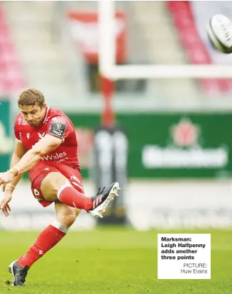  ?? PICTURE: Huw Evans ?? Marksman: Leigh Halfpenny adds another three points