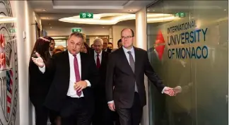  ??  ?? Accompagné par le directeur général de l’IUM, Jean-Philippe Muller, le prince Albert II a visité les nouveaux locaux de l’université. (Photo Gaëtan Luci / Palais princier)