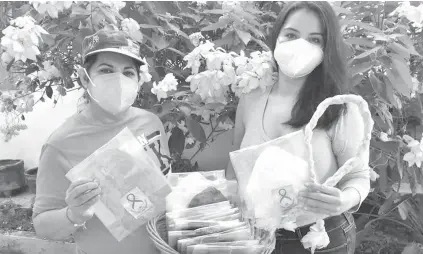  ?? / CORTESÍA TERE SALINAS. ?? "Guerreras con turbante" donaron a Movimiento Benito accesorios oncológico­s