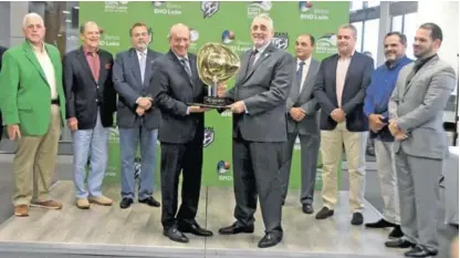  ?? FUENTE EXTERNA ?? Jorge Besosa y Vitelio Mejía al momento de presentar la Copa BHD-León en compañía de José Mallén, Luis Manuel Bonetti, el comisionad­o Ricky Noboa, Jaime Alsina, Luis Amiama Rodríguez, Junior Noboa y Juan Carlos Gómez.