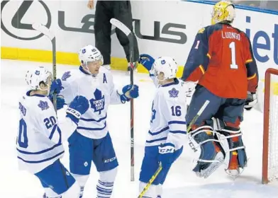  ?? JOE SKIPPER/AP ?? Maple Leafs wing Michael Grabner, second from left, celebrates
his first-period goal against Panthers goalie Roberto Luongo (1).