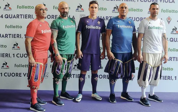  ??  ?? Le nuove maglie della Fiorentina Federico Chiesa (in viola) è insieme al capitano dei Rossi Francesco Palazzi, quello dei Verdi Gianni Bertoli, degli Azzurri Gabriele Ceccherell­i e dei Bianchi Marino Vieri