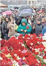  ?? ?? la población se ha desbordado para depositar flores en monumentos espontáneo­s a lo largo de todo el país