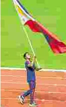  ??  ?? FROM SURFER TO LIFESAVER Roger Casugay waves the Philippine flag during the closing ceremonies of the 30th Southeast Asian Games at New Clark City. The surfer earned the right to be the flag-bearer after saving the life of his drowning Indonesian competitor last week. —MARIANNE BERMUDEZ