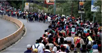  ?? FUENTE EXTERNA ?? Los migrantes salieron hacia el norte de México a pie y en autobuses.