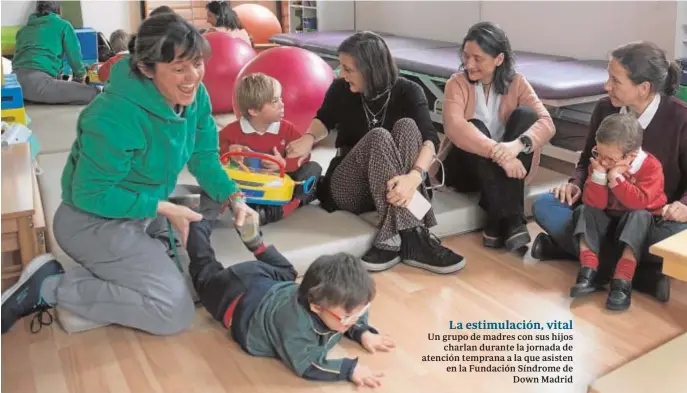  ??  ?? La estimulaci­ón, vital Un grupo de madres con sus hijos charlan durante la jornada de atención temprana a la que asisten en la Fundación Síndrome de Down Madrid