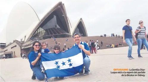  ??  ?? ENTUSIASMO. La familia DíazLuque está a la espera del partido de la Bicolor en Sídney.