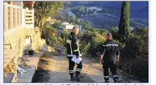  ?? (Photo Frank Muller) ?? Les pompiers en pleine vérificati­on, ici dans le quartier du Bas Pansard, à La Londe-les-Maures.