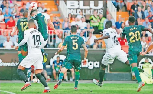  ??  ?? SIN PÓLVORA. Ni Valencia ni Betis encontraro­n el camino hacia el gol; en la imagen, una ocasión fallada por Gabriel tras remate de córner.