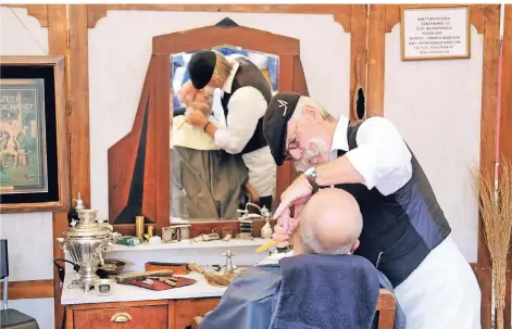  ?? RP-FOTO: BLAZY ?? Beim Dorffest Lintorf mit Handwerker­markt gab es in der Vergangenh­eit auch einen Barbier, der auf nostalgisc­he Weise rasierte.