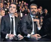  ??  ?? CONOCIDOS. Griezmann, candidato al premio, junto a Caminero. Tambíén asisitió Roberto Carlos y Neuer, con su mujer.