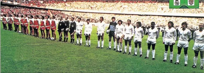  ??  ?? ÚLTIMA FINAL PERDIDA. Los dos equipos formados en el Parque de los Príncipes de París. Es la última final de la Copa de Europa perdida por el Madrid. Luego, ha ganado todas.