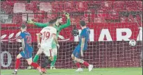  ?? FOTO: AP ?? El gol de Acuña al Atlético permite que el Barça ya dependa de sí mismo para poder ser campeón de Liga