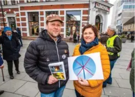  ?? FOTO: JARLE R. MARTINSEN ?? Ekteparet Laila Årli Risnes og Knut Risnes frykter vindmøllep­ark på heia i Kvinesdal. De blir med i nettverket av motstander­e for å få hjelp til å få planene ved Knaben skrinlagt.