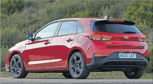  ??  ?? El nuevo Hyundai i30 se ofrece en tres carrocería­s, siendo la de cinco puertas la más habitual dentro de su segmento.