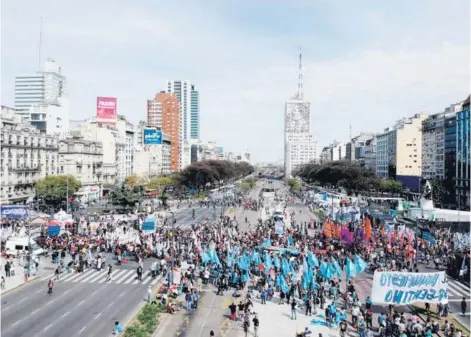  ??  ?? ► Manifestan­tes marchan contra el gobierno de Macri y sus políticas económicas, ayer en Buenos Aires.