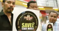  ?? GALIH ADI PRASETYO/JAWA POS ?? SUARA PEDAGANG: Dari kiri, Rudy Abdullah, Candra, dan Ong saat melakukan aksi bagi-bagi stiker di Hi-Tech Mall kemarin.