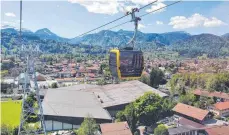  ?? FOTO: ULRICH WEIGEL ?? Die Nebelhornb­ahn fährt im Bereich der ersten Stütze über Wohnhäuser. Oberstdorf­er, die dort leben, klagen über die Rollgeräus­che der Kabinen.