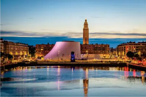  ?? (Getty) ?? The Vo l can theatre and St Joseph’s Church at nightfa ll