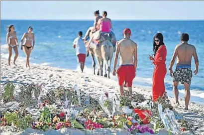  ?? JEFF J MITCHELL / GETTY ?? Flores en la playa de Susa donde el viernes un yihadista asesinó a 38 personas