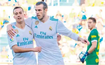  ??  ?? FESTEJO. Lucas Vázquez abraza a Gareth Bale, quien se despachó con dos goles.