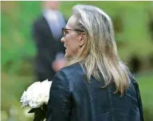  ?? Reed Saxon/Associated Press ?? A atriz Meryl Streep chega ao funeral carregando flores
