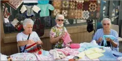  ?? (Photo F. B.) ?? Le club tricot oeuvre pour les mamans en difficulté des restos du coeur.