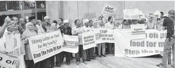 ??  ?? RIBUAN pekebun kecil sawit termasuk dari Sarawak hadir menyertai protes aman di hadapan Kedutaan Eropah di Kuala Lumpur.
