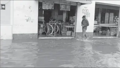  ??  ?? Una calle de Progreso inundada por las precipitac­iones de fuertes a muy fuertes (de 50 a 75 mm). Hoy se esperan lluvias intensas (150 mm)