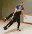  ?? ?? Benjamin Adelwarth versucht sich mit Melissa Klotz an der Tanzfigur „Teller“.