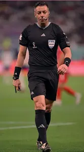  ?? ?? Da record L’arbitro brasiliano Raphael Claus ha dato 27’ di recupero in Inghilterr­a-Iran 6-1 al Mondiale in Qatar