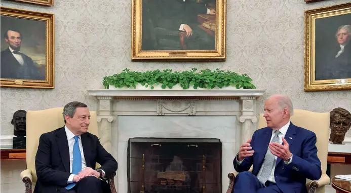  ?? (Afp) ?? Alla Casa Bianca Il presidente del Consiglio Mario Draghi, 74 anni, ieri è stato ricevuto dal presidente americano Joe Biden, 79 anni, nello Studio Ovale della Casa Bianca per un vertice sulla guerra in Ucraina