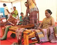  ?? SHABRINA PARAMACITR­A/JAWA POS ?? WIRAUSAHA: Mama Sarlin (kanan) menenun selendang di Festival Kampung Berseri Astra di Desa Sonraen, Kupang, NTT, akhir pekan lalu.