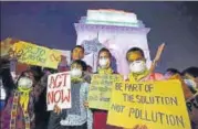  ?? SANJEEV VERMA/HT PHOTO ?? People participat­e in a protest at India Gate against pollution, on Tuesday.