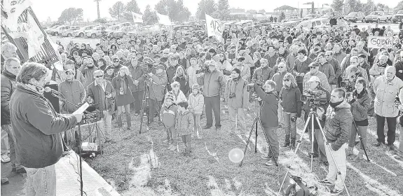  ?? FOTOS: AGENCIA PIGÜÉ ?? Unos 400 productore­s,
dirigentes y referentes del comercio del sudoeste bonaerense se congregaro­n ayer en la rotonda de las rutas 33 y 67.