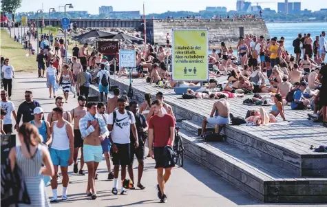  ?? Reuters ?? Above: People enjoy a sunny afternoon at the coastal city of Malmo in Sweden. The Swedish government allowed restaurant­s, shops and most schools to remain open even at the height of the pandemic.