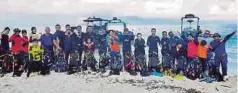  ?? Muhammad Rodhi ?? PENYELAM yang menyertai program Save Our Coral. Kehadiran landak laut di sekitar pulau menjejaska­n pertumbuha­n batu karang”