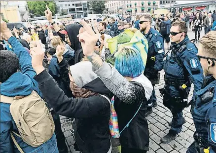  ?? VESA MOILANEN / AP ?? La policía separando a manifestan­tes antirracis­tas y ultras, ayer en Turku, al día siguiente del atentado