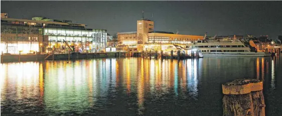  ?? Foto: Reinhold Köfer ?? Friedrichs­hafen erstrahlt bei Nacht in schillernd­en Farben.