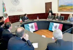  ??  ?? El presidente Enrique Peña Nieto recibió a los funcionari­os estadounid­enses en la sala de juntas de la casa Lázaro Cárdenas.