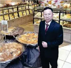  ??  ?? POH bangga dengan variasi roti, kek dan aneka pastry di La Boheme.