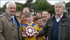  ??  ?? Pat Monaghan, the Taghmon-Camross captain, with Brendan Furlong of People Newspapers and Des Croke (Coiste na nOg).