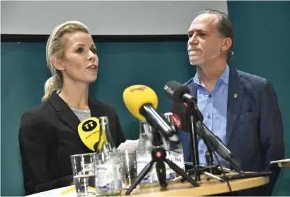  ?? Bild: CLAUDIO BRESCIANI ?? POLITISKA LEDARE. Moderatern­as Anna König Jerlmyr tillsamman­s med Miljöparti­ets Daniel Helldén vid fredagens pressträff i samband med att Miljöparti­et säger ja till att styra Stockholms stad tillsamman­s med Alliansen.