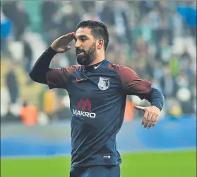  ??  ?? Arda Turan celebra el 0-3 definitivo ante el Bursaspor haciendo el saludo militar FOTO: TWITTER