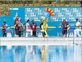  ?? XAVI JURIO ?? Tarracus ahir animant l’ambient abans de la final de waterpolo