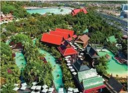  ??  ?? Vista panorámica de Siam Park, repleto de vegetación