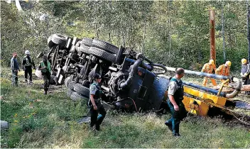  ??  ?? Le camion conduit par Yann Turnbull-charbonnea­u a parcouru 22 mètres avant de retomber au sol.